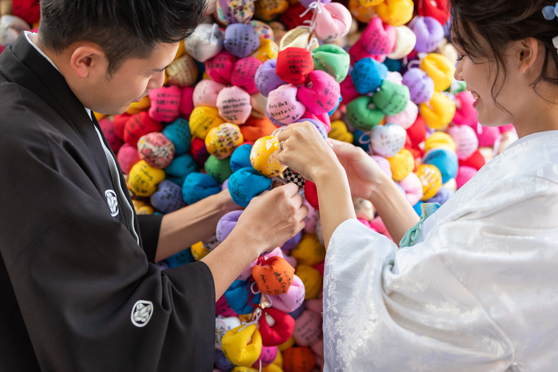 カラフルなお守りを