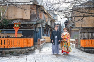 冬寒の祇園で仲良く撮影