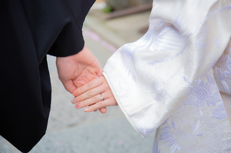 手を取り合って