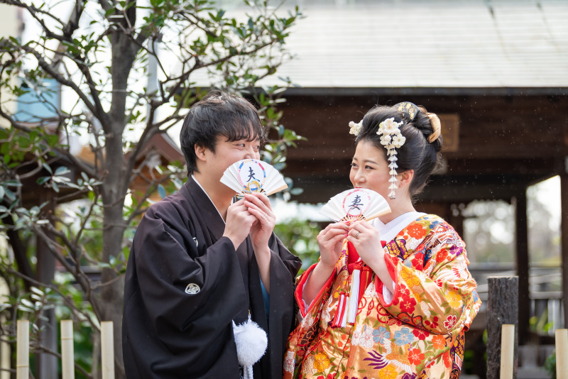 はにかみながら