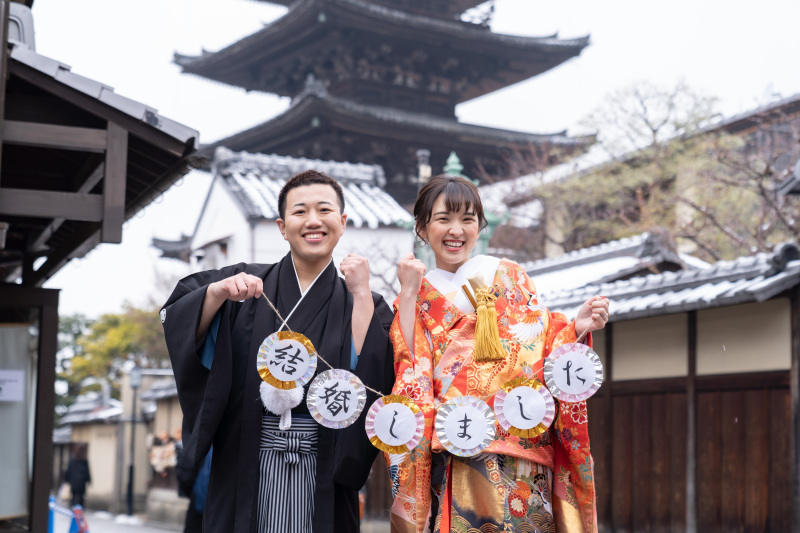 手作りのガーランドをもって楽しそう。