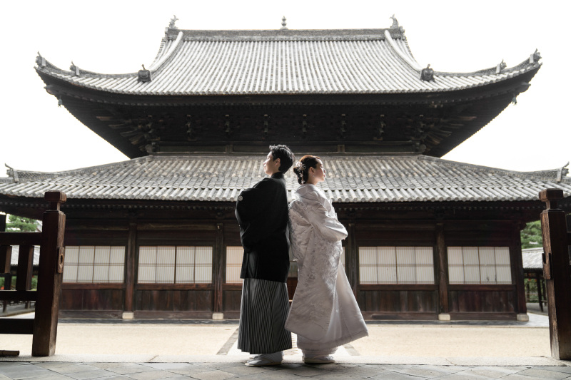 壮大な建物を背景に