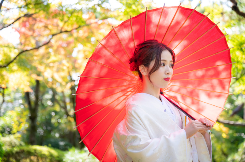 赤リップが大変お似合いの新婦様にピッタリの和傘