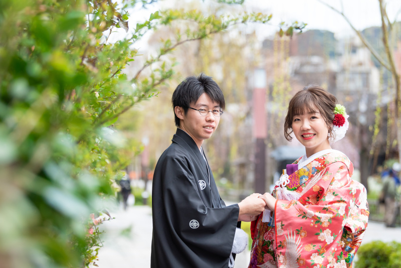 手を取り合って