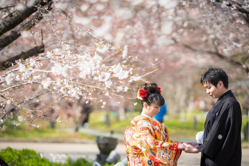 手を取り合って。