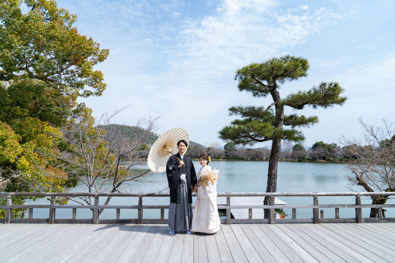 大沢池を眺望できる五大堂観月台