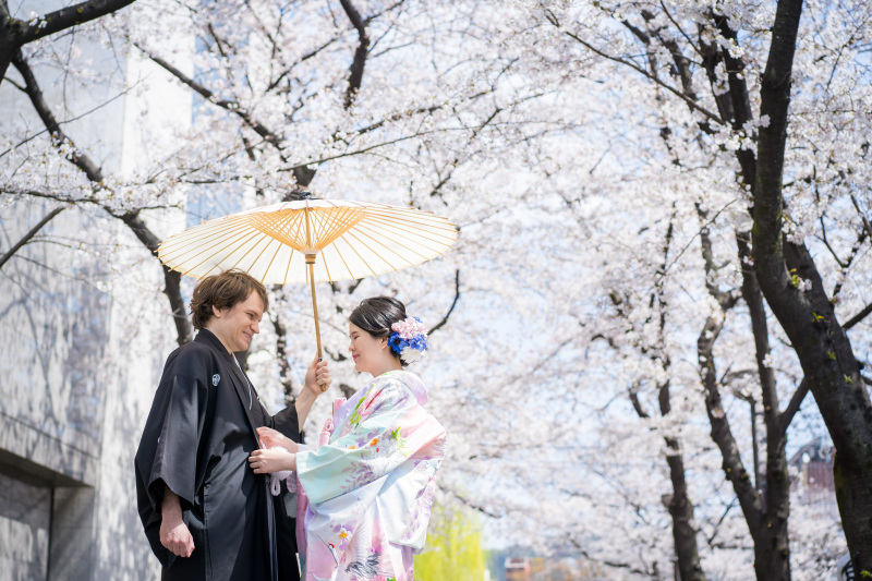 和傘を使って…