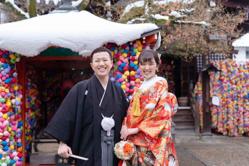 お堂の雪がこぼれそう