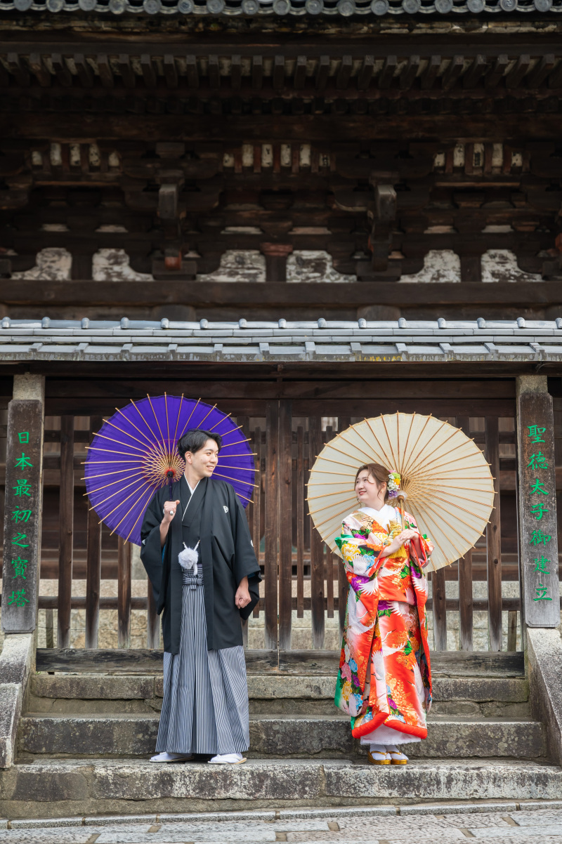 塔の下で見つめ合い