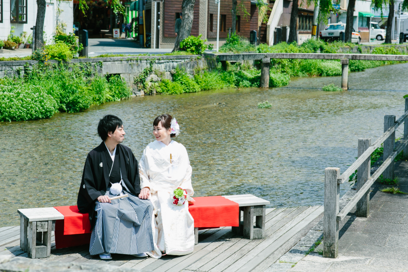 ベンチに座って