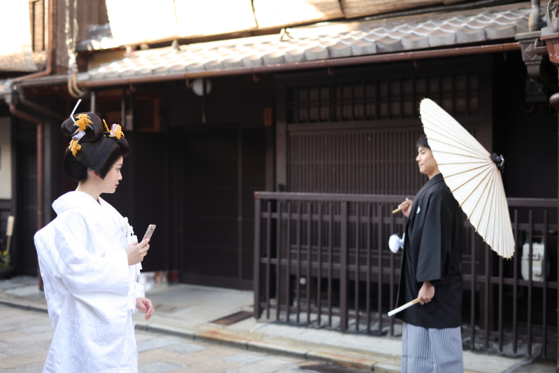 新郎様のソロショットを見つめます