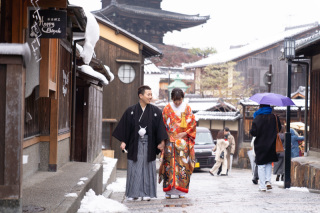 雪の八坂の塔と一緒に