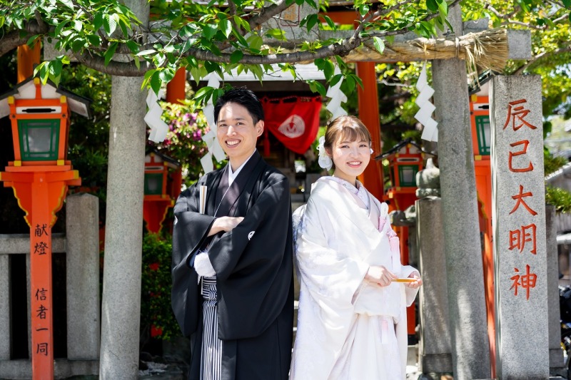 辰巳神社の前で