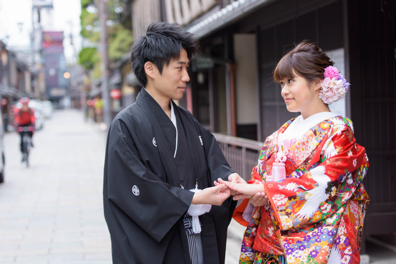 新郎様に指輪をはめてもらいます！