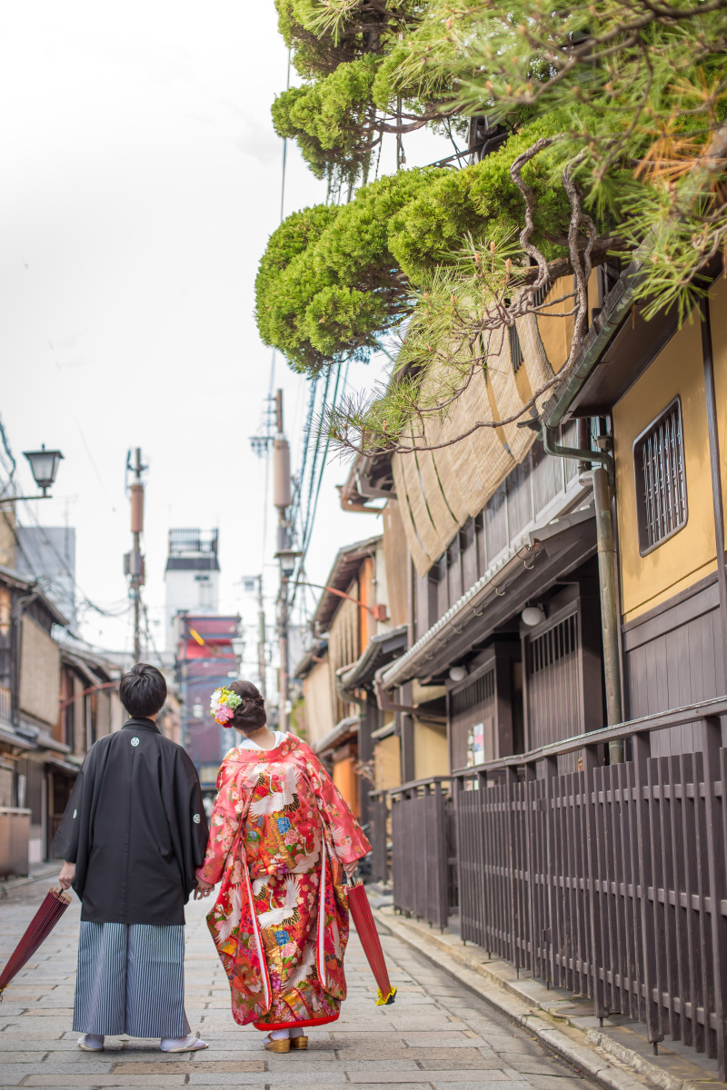 閉じた傘持ってます。