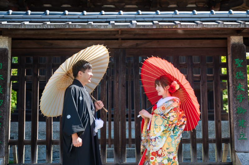 八坂の塔の下で