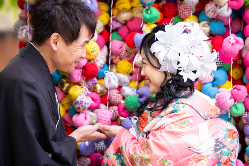 手を取り合って。