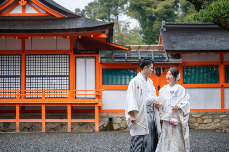 手に手を取って