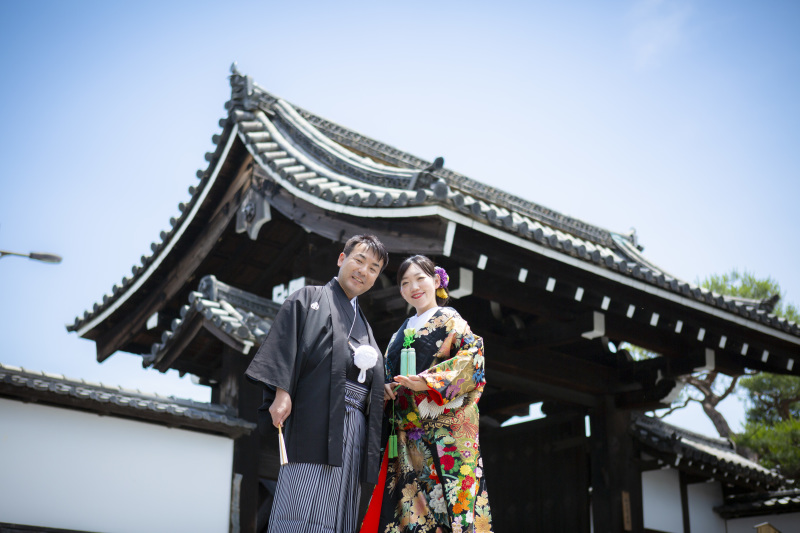 古門の前にて…