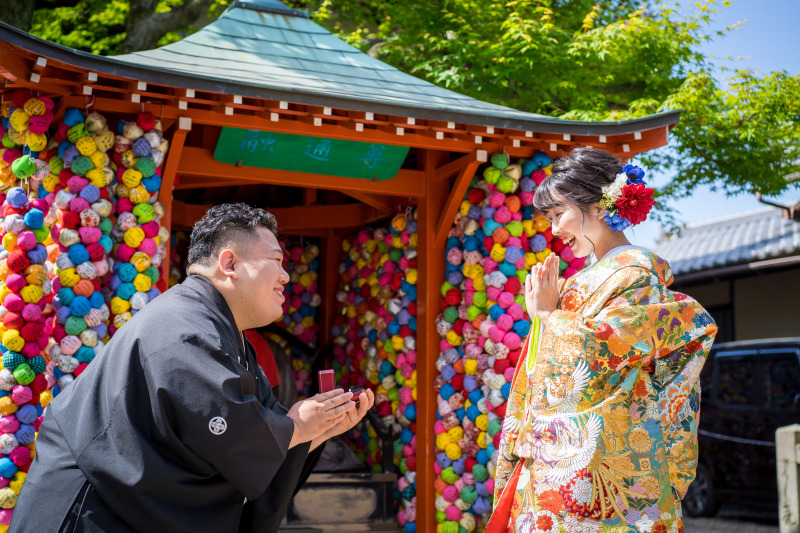 カラフルの前で