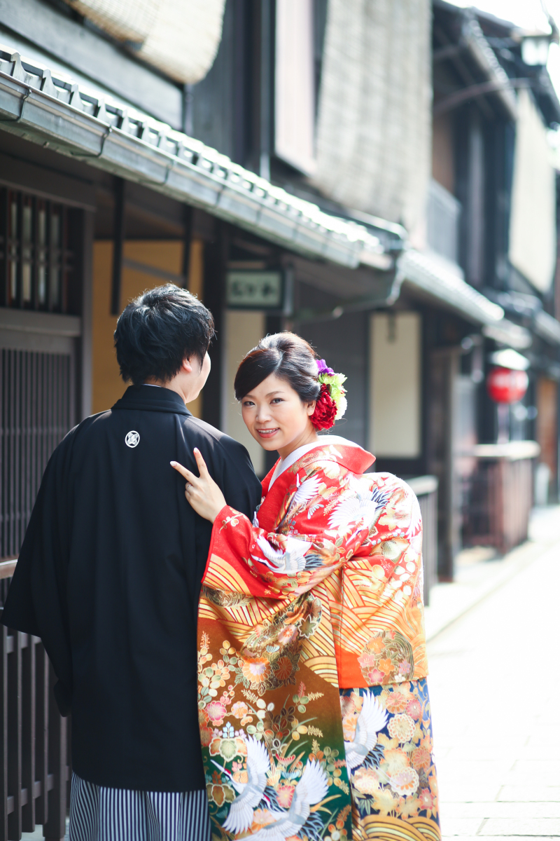 新郎様のお背中で