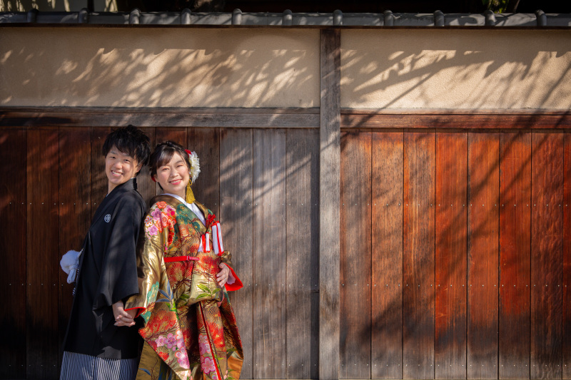 町家の前で…