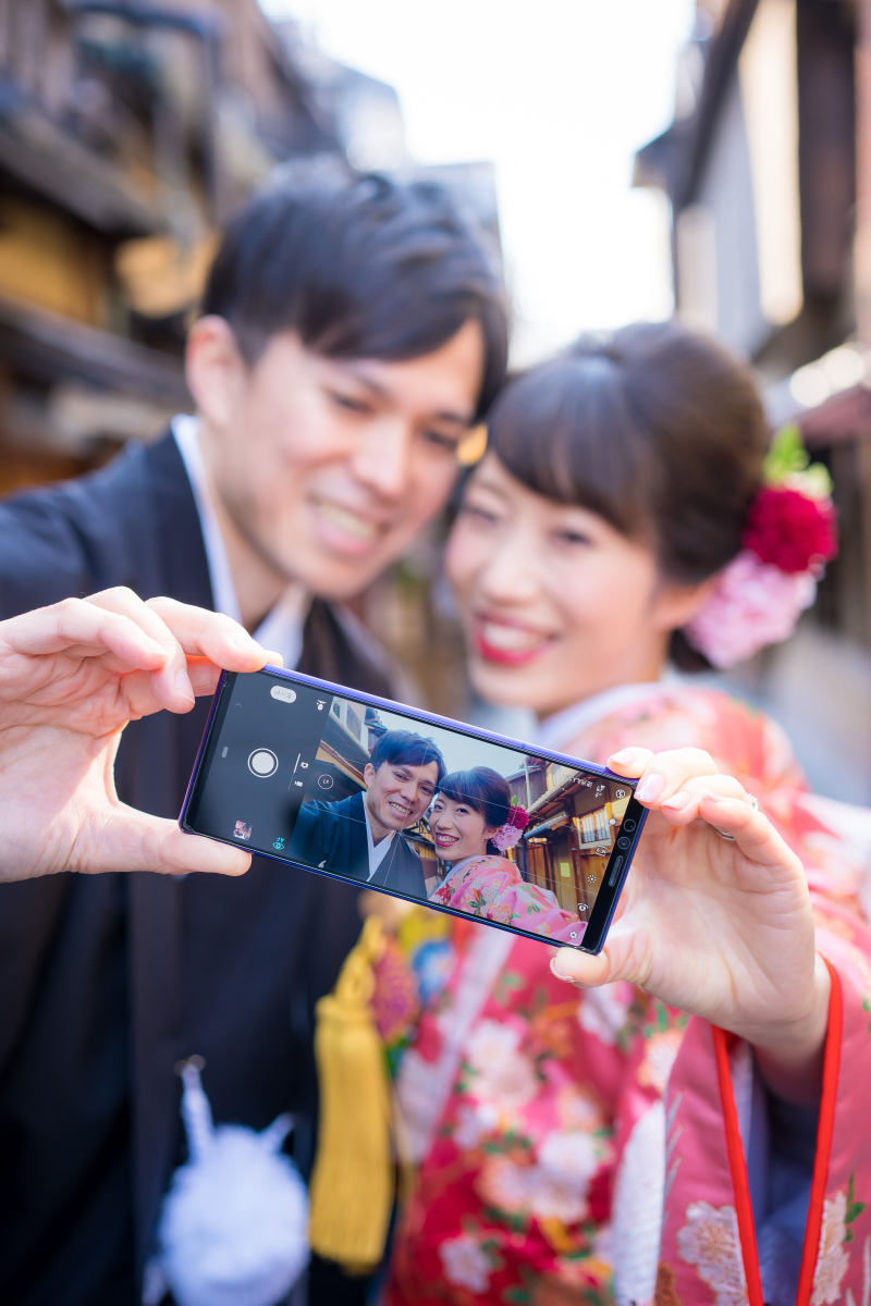 携帯を使って。