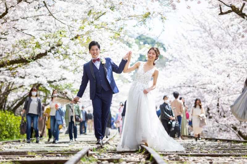 仲良しの手つなぎショットで笑顔溢れるお二人