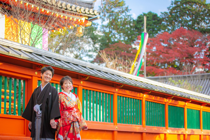 朱塗りをバックに