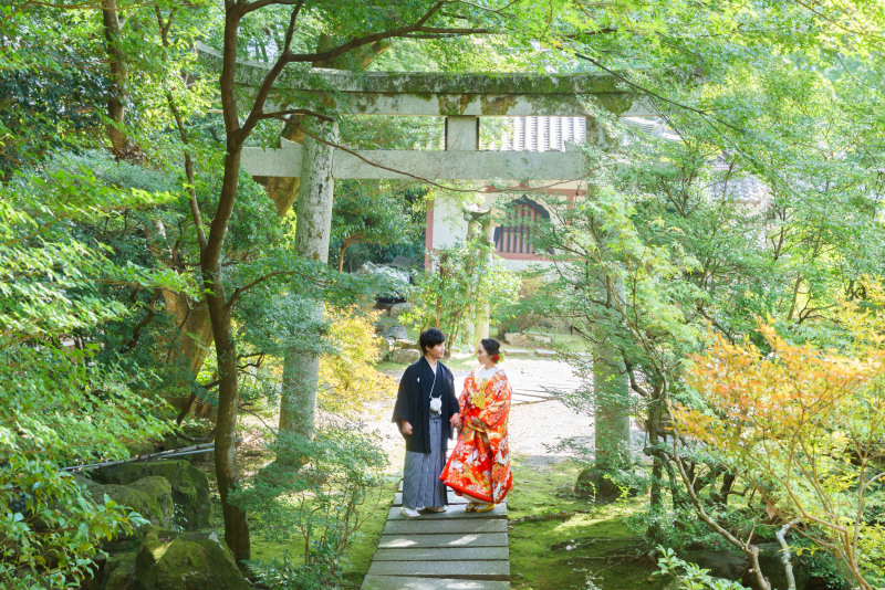 緑に囲まれるお二人