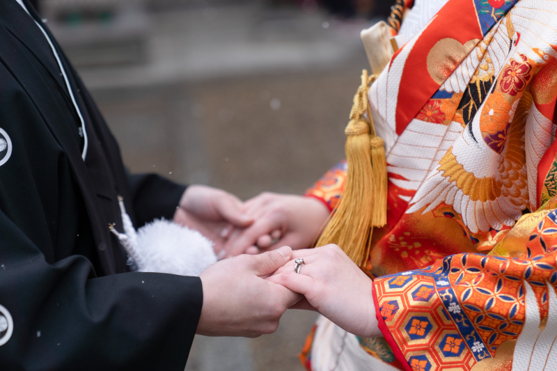 しっかりと支えてくれる新郎様の手