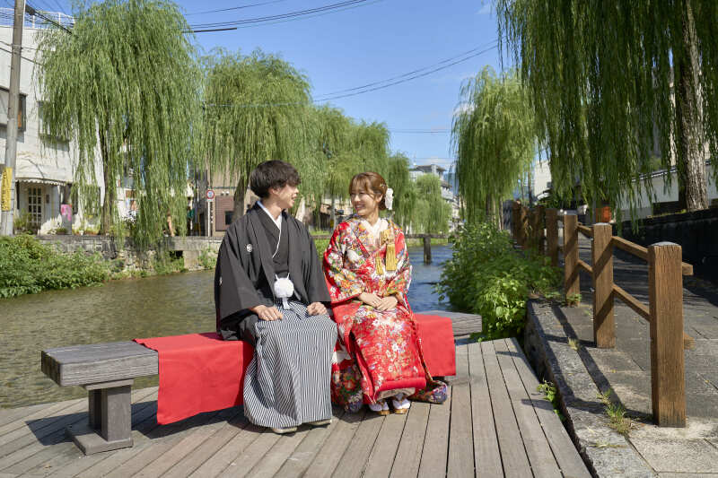 白川のテラスでのんびりと