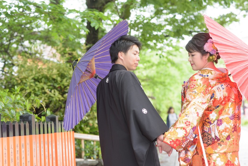 つないだ手を見つめて