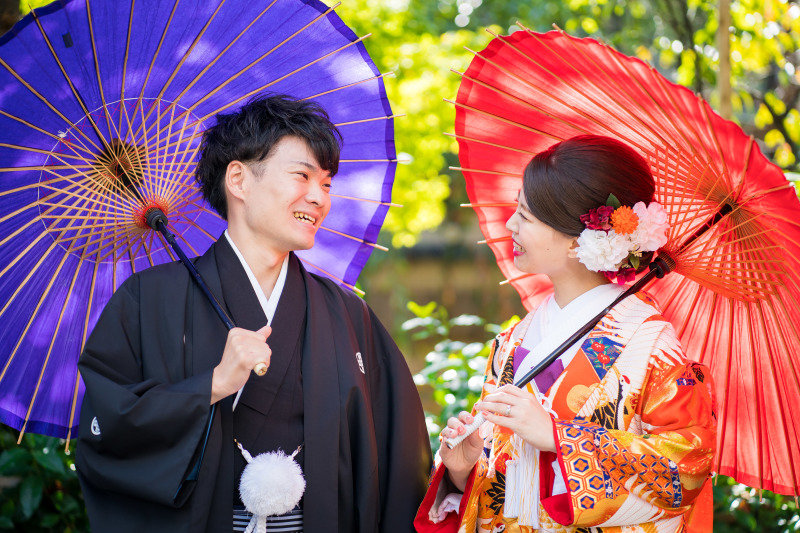 和傘に透ける木漏れ日