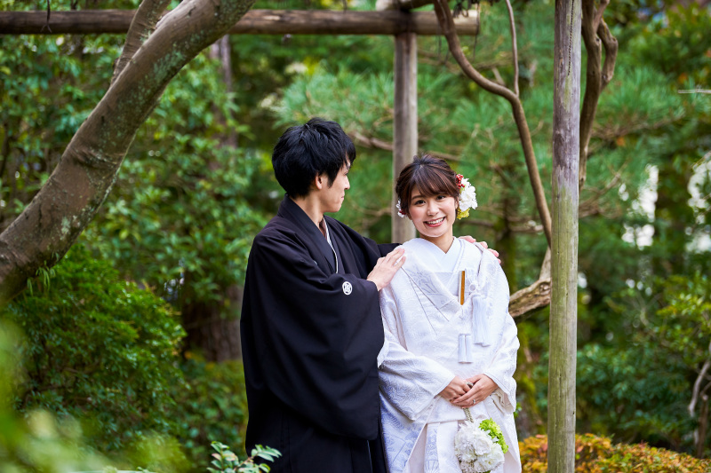 そっと手を添えて。