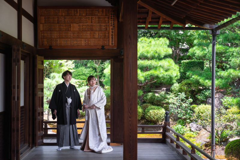 ほの暗い廊下と明るいお庭