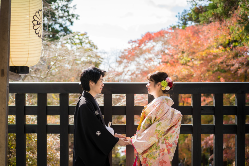 手を取り合って