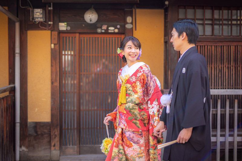 手を引いてお散歩