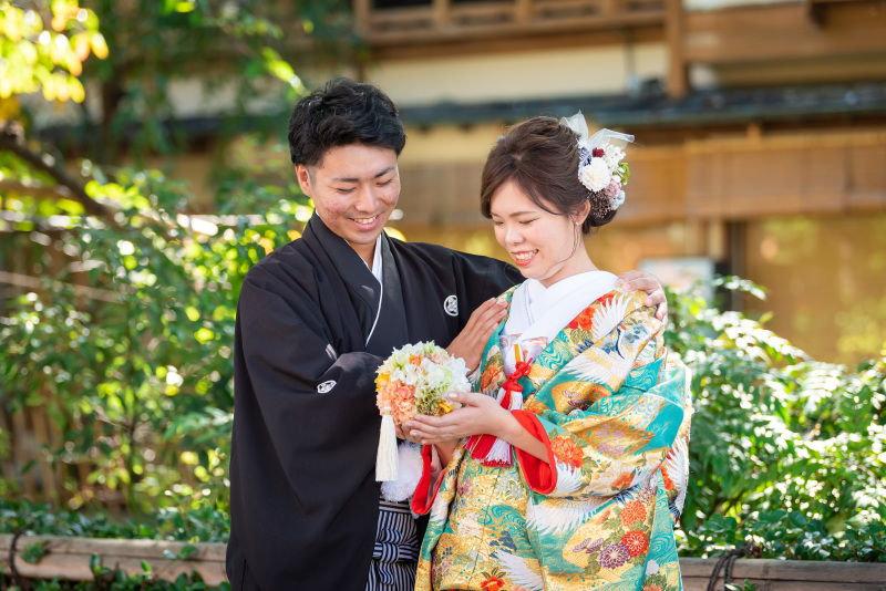 優しく肩を抱いて