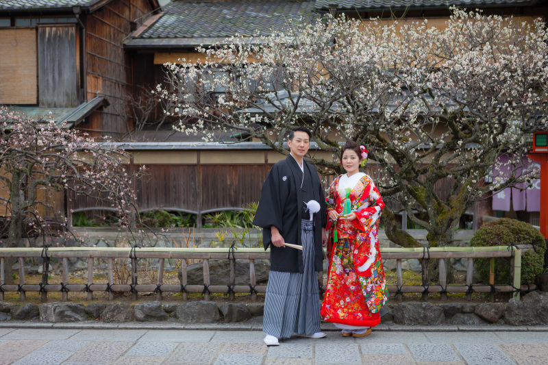 満開の梅の下で。