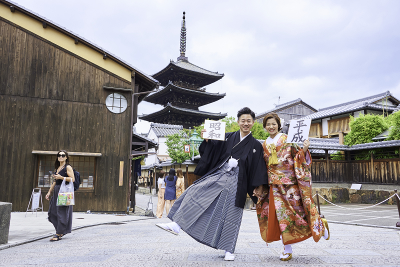 塔をバックに♪