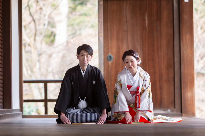 正座ポーズもお寺ならではの厳かな感じ