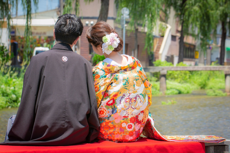 ベンチに座って…