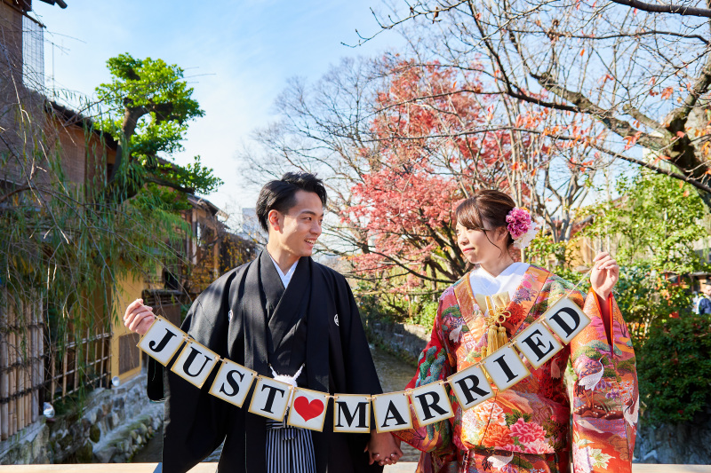 白川をバックに。