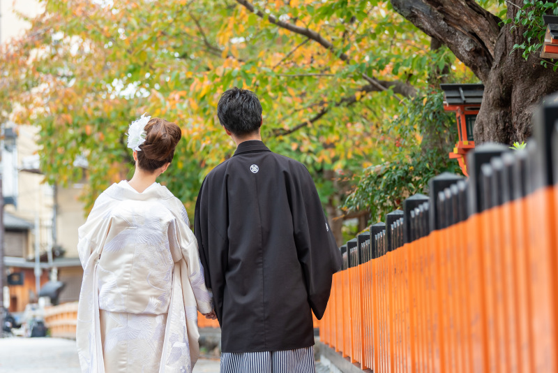 寄り添った肩と肩