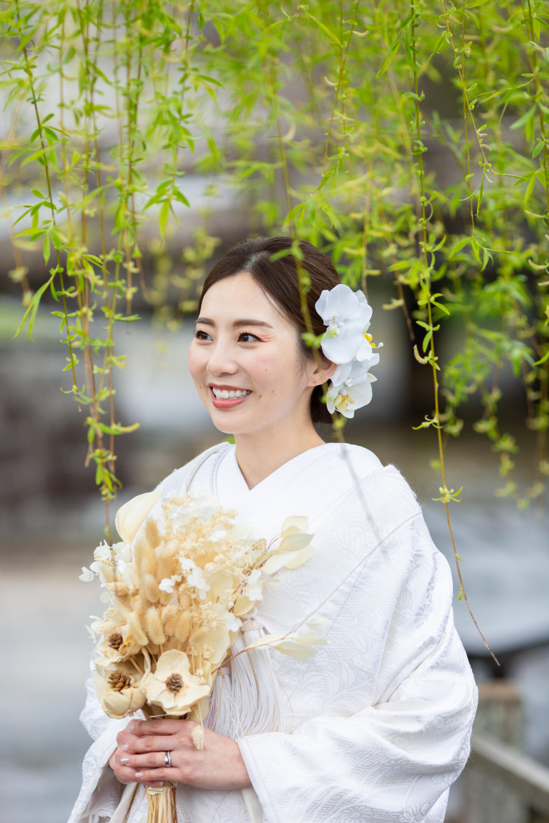 目線の先には新郎様の携帯を構えた姿が