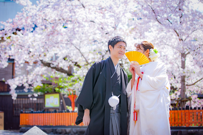 扇子でコソコソ( *´艸`)