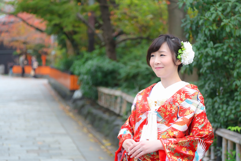 白い髪飾りが映えます。