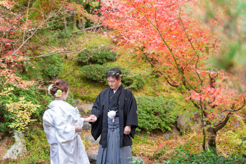 手を取り合って