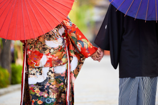 手をつないで。